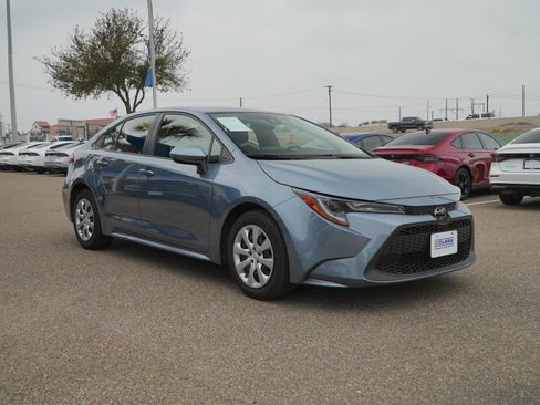 Used 2022 Toyota Corolla LE image 3