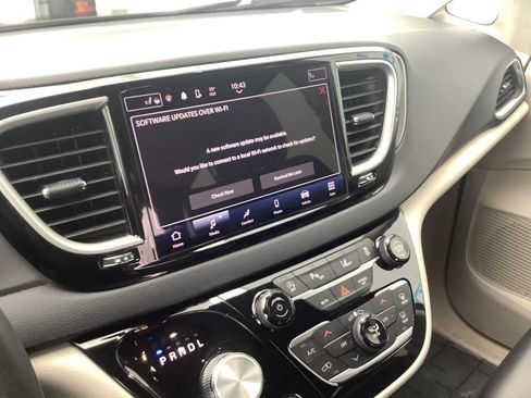 Used 2023 Chrysler Pacifica Touring-L FWD image 17