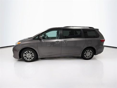 Used 2018 Toyota Sienna Limited image 4