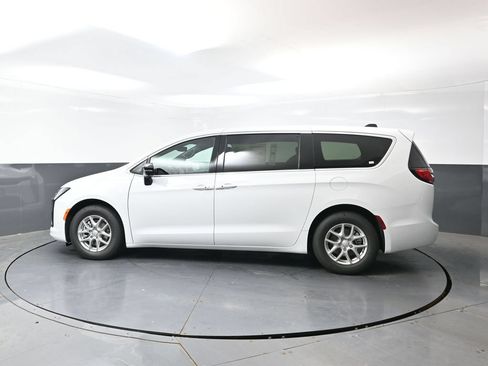 New 2027 Chrysler Pacifica Select FWD image 6