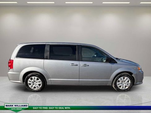 Used 2018 Dodge Grand Caravan SE w/ UConnect Hands-Free Group FWD image 4