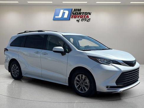 Used 2023 Toyota Sienna XLE FWD image 3