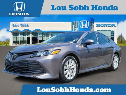 Used 2018 Toyota Camry LE FWD image 1