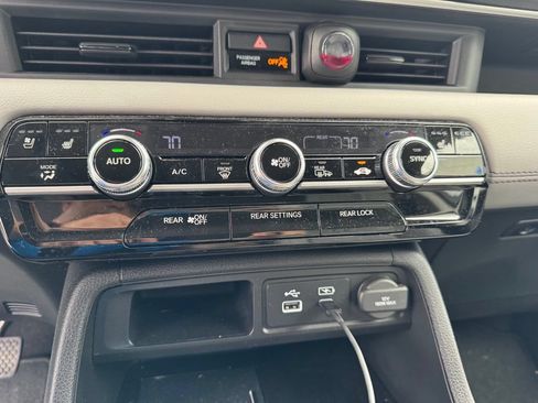 Used 2025 Honda Pilot Elite image 13