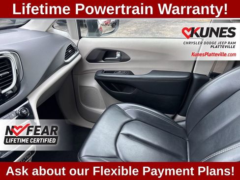 Used 2023 Chrysler Pacifica Touring-L image 27
