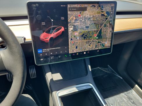 Used 2023 Tesla Model Y Long Range AWD/4WD image 28