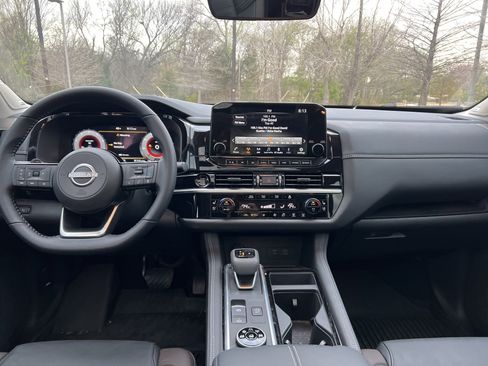 Used 2025 Nissan Pathfinder Platinum image 28