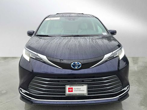 Certified 2025 Toyota Sienna Limited image 8