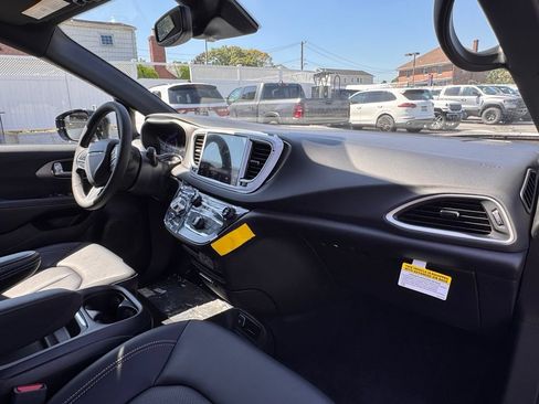 Used 2027 Chrysler Pacifica Select FWD image 18