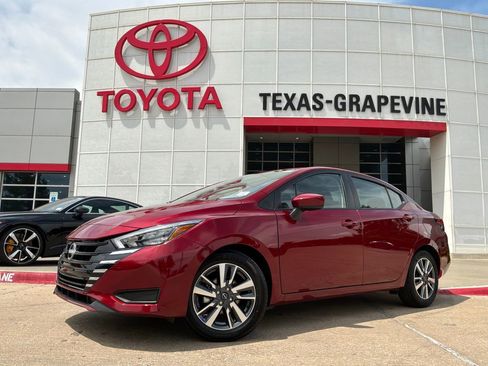Used 2025 Nissan Versa SV FWD image 2