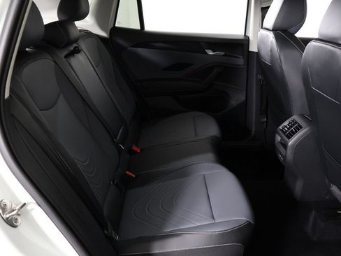Used 2025 Volkswagen Tiguan SE AWD/4WD image 36