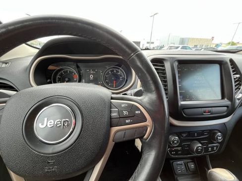 Used 2016 Jeep Cherokee Latitude FWD image 12