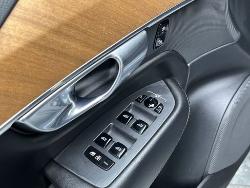 Used 2023 Volvo XC90 B6 Plus image 9