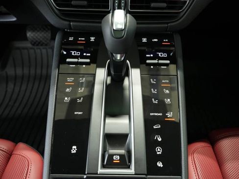 Certified 2025 Porsche Macan AWD/4WD image 23