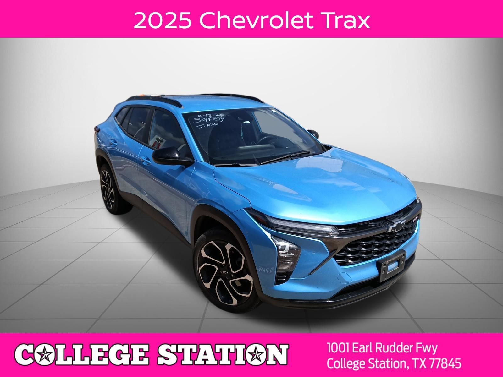 Used 2025 Chevrolet Trax RS FWD image 1