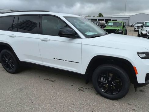 New 2025 Jeep Grand Cherokee L Altitude RWD image 2