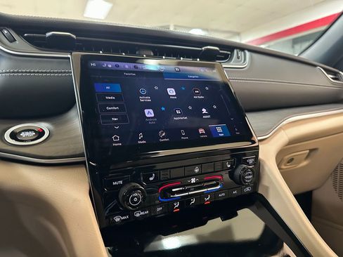 New 2025 Jeep Grand Cherokee Limited w/ Black Appearance Package image 25