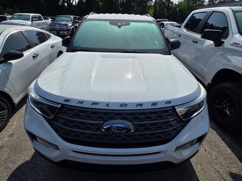 Used 2021 Ford Explorer XLT w/ Equipment Group 202A RWD image 2