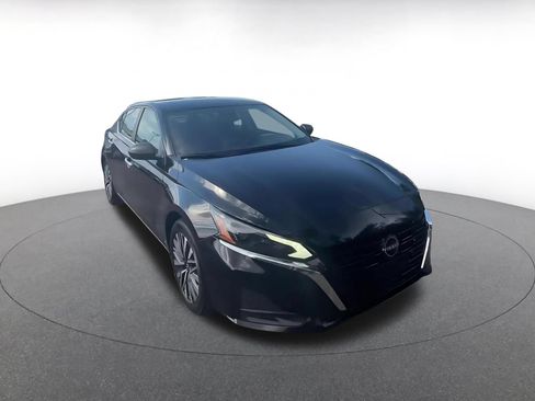 Used 2025 Nissan Altima 2.5 SV FWD image 3
