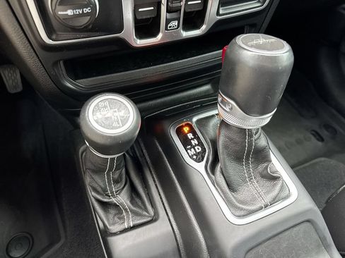 Used 2021 Jeep Gladiator Overland w/ Popular Equipment Package AWD/4WD image 18