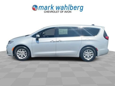 Used 2023 Chrysler Pacifica Touring FWD image 5