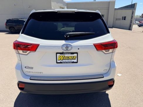 Used 2017 Toyota Highlander SE FWD image 4