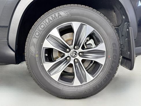 Used 2022 Toyota Highlander XLE AWD/4WD image 32