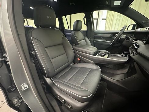 Used 2025 Buick Enclave Sport Touring image 18