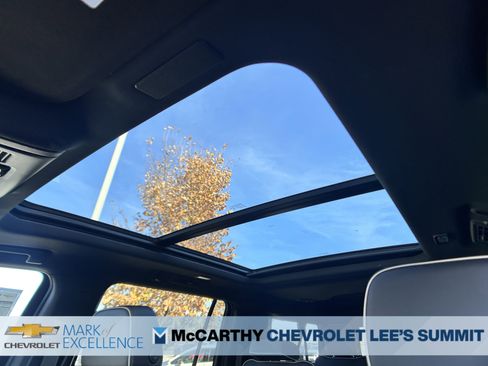 New 2026 Chevrolet Suburban Premier image 18