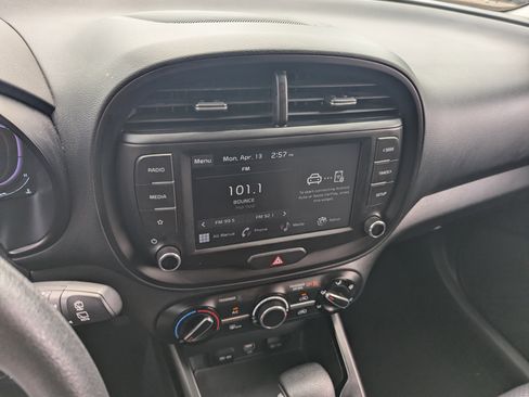 Certified 2025 Kia Soul LX w/ LX Technology Package FWD image 23