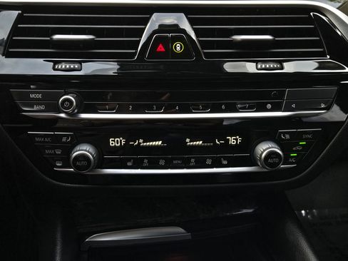 Used 2022 BMW 530i w/ Premium Package image 18