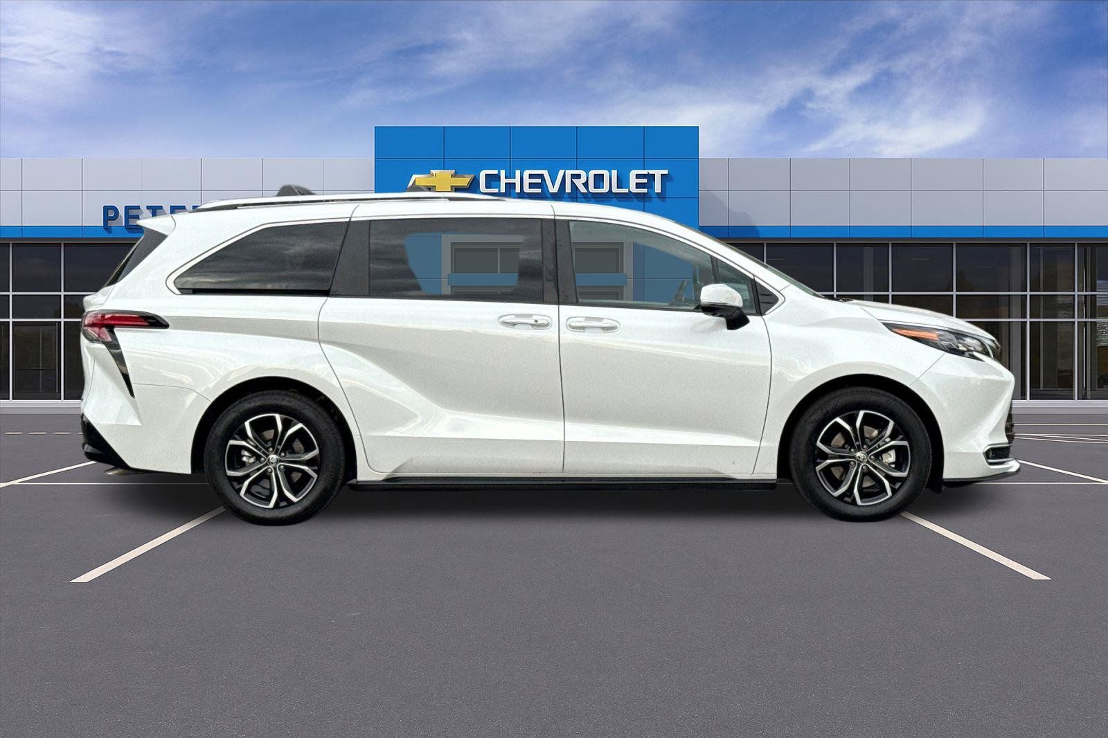 Used 2025 Toyota Sienna Platinum AWD/4WD image 3