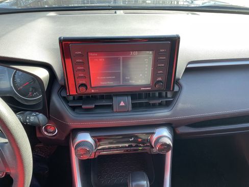 Used 2021 Toyota RAV4 XLE AWD/4WD image 18