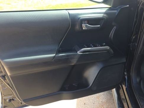 Used 2019 Toyota Tacoma TRD Sport image 10