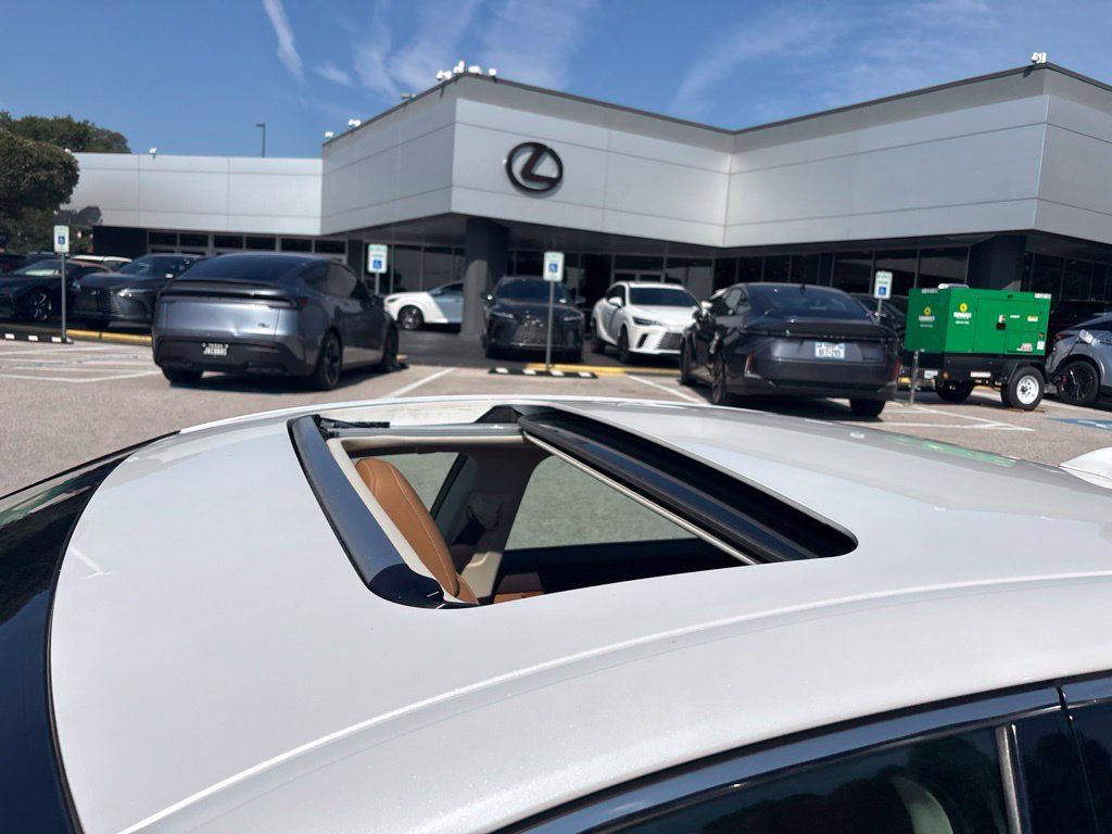 Used 2016 Lexus ES 350 w/ Luxury Package w/Wood Trim FWD image 10
