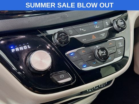 Used 2023 Chrysler Pacifica Touring-L FWD image 16