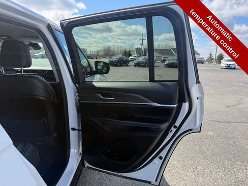 Used 2023 Jeep Grand Cherokee Limited w/ Black Appearance Package image 41