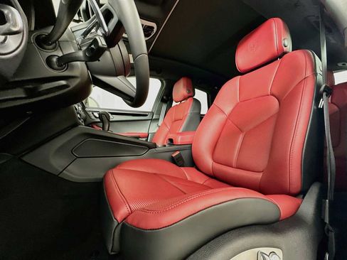 Certified 2025 Porsche Macan S AWD/4WD image 5