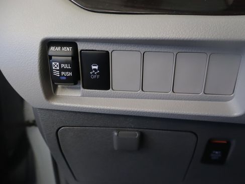 Used 2019 Toyota Sienna XLE image 9