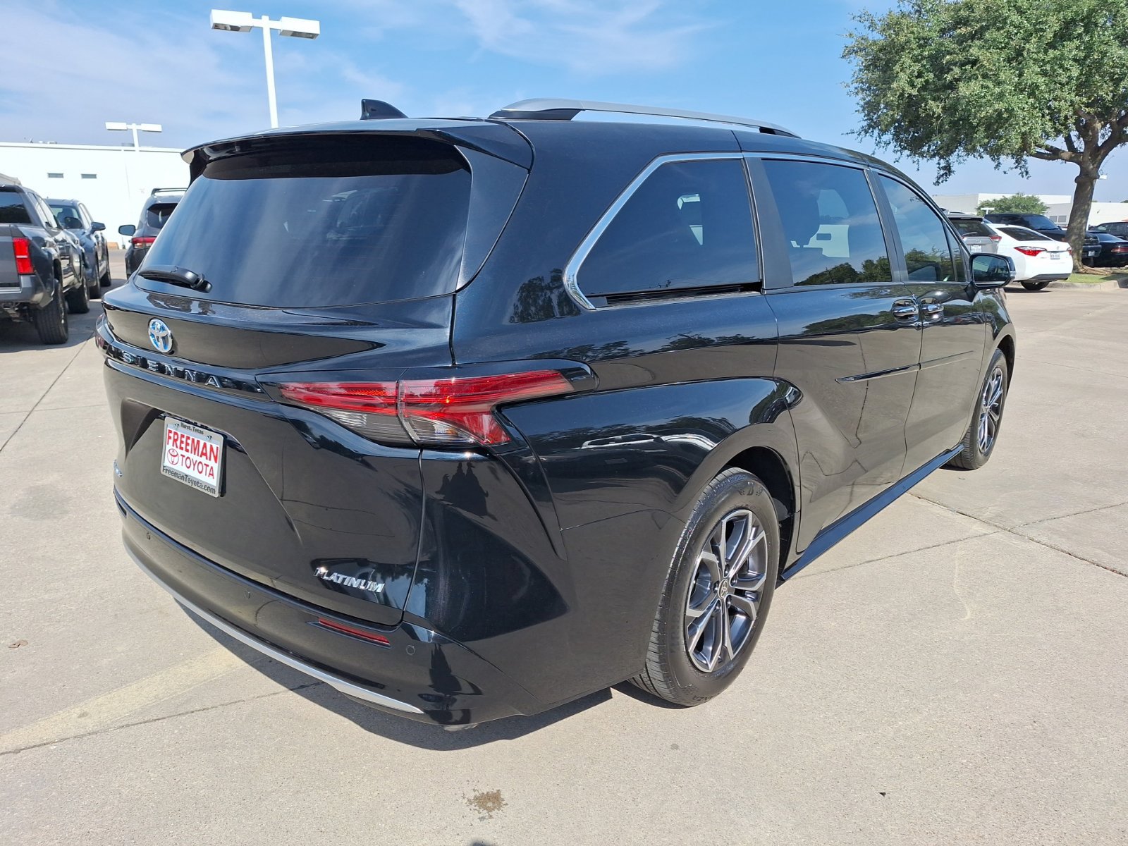 Used 2025 Toyota Sienna Platinum AWD/4WD image 6