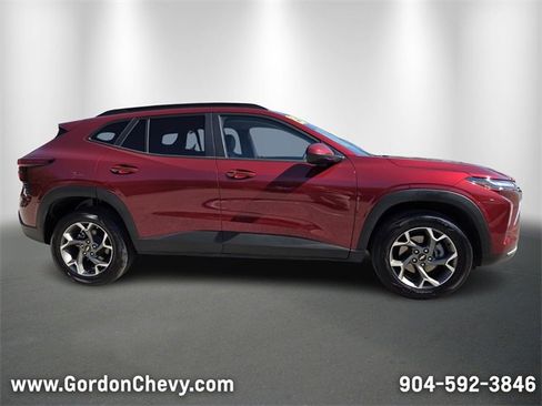 Used 2025 Chevrolet Trax LT w/ LT Convenience Package image 7