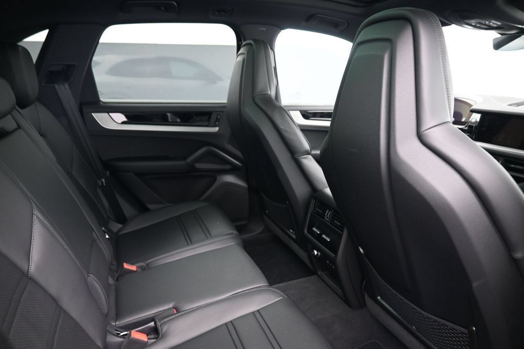 Certified 2026 Porsche Cayenne AWD/4WD image 7