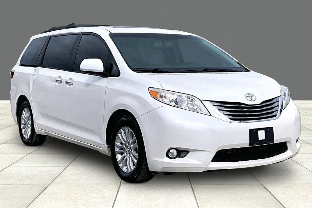 Used 2017 Toyota Sienna XLE Premium FWD image 11