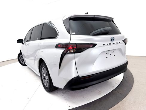 Used 2023 Toyota Sienna XLE w/ Protection Package (TMS) FWD image 7