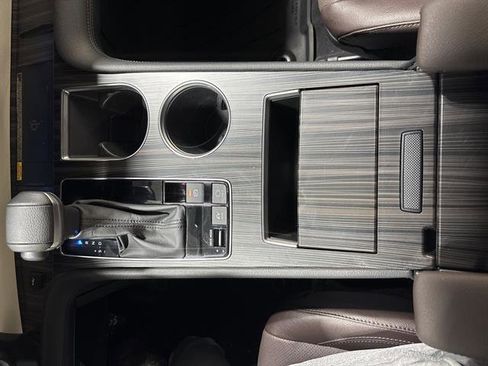 Used 2024 Toyota Sienna Platinum image 11