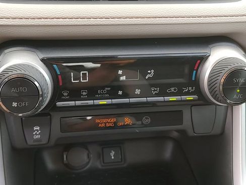 Used 2022 Toyota RAV4 XLE AWD/4WD image 16