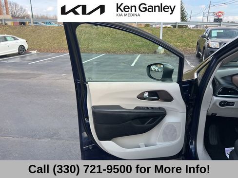 Used 2017 Chrysler Pacifica Touring image 24