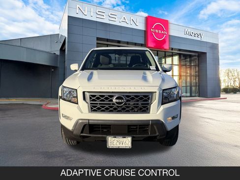 Used 2022 Nissan Frontier SV image 2