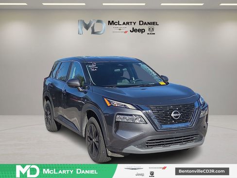 Used 2023 Nissan Rogue SV image 1