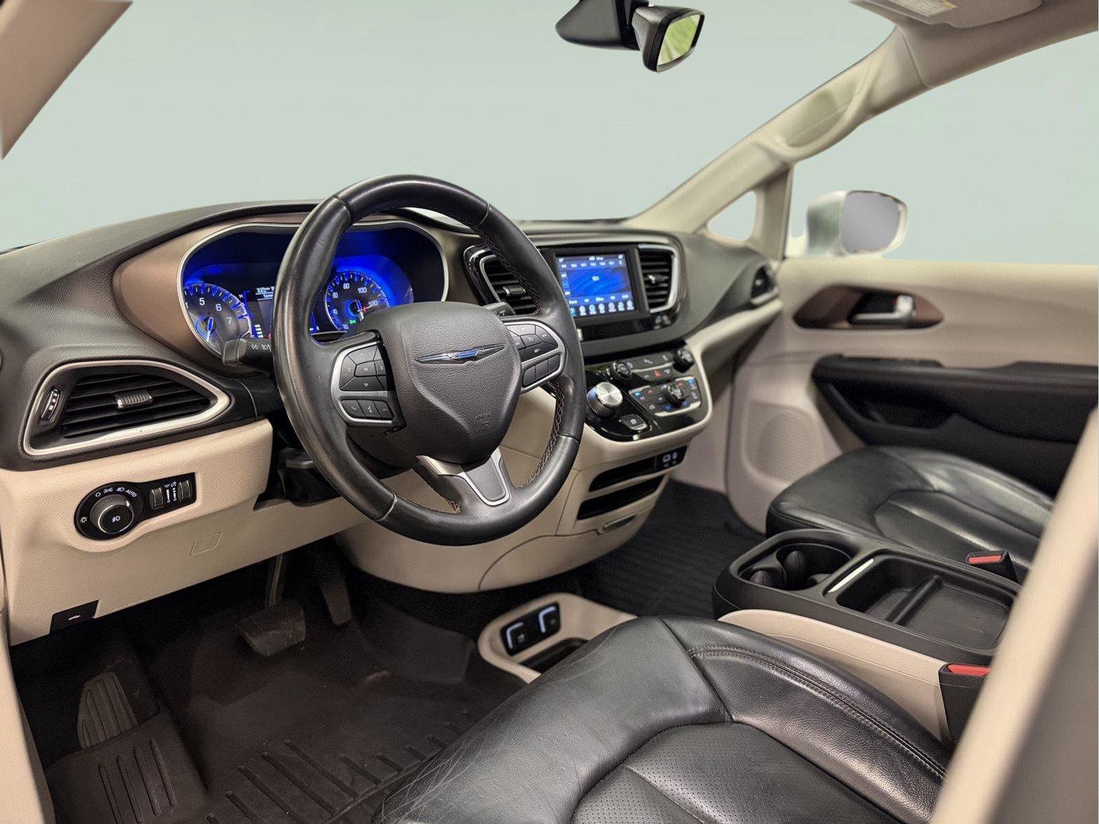 Used 2018 Chrysler Pacifica Touring-L FWD image 22